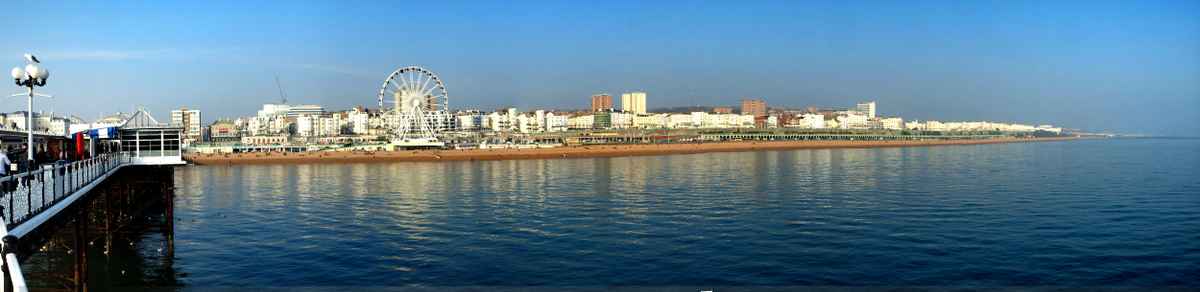 Strand von Brighton, vom Brighton-Pier aus gesehen