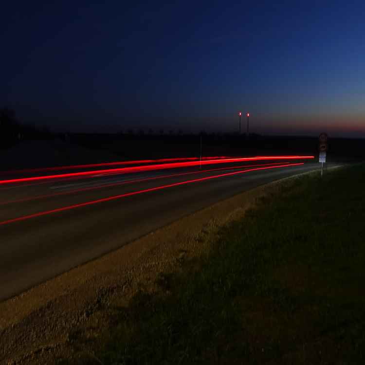 Rote Lichter im Dunkeln