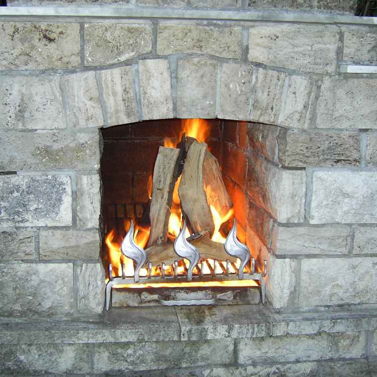 Wärmendes Kaminfeuer im freien