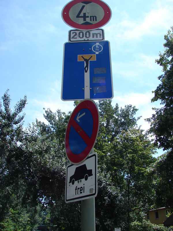 Verkehrsschilder und Kreuzigung (bitte vergrößern)
