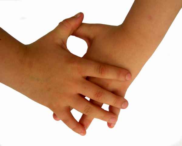Kinderhände Handrücken aufeinander (2)