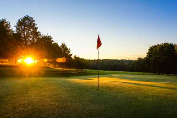 Golfplatz mit Morgensonne