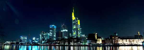 Frankfurter Skyline bei Nacht