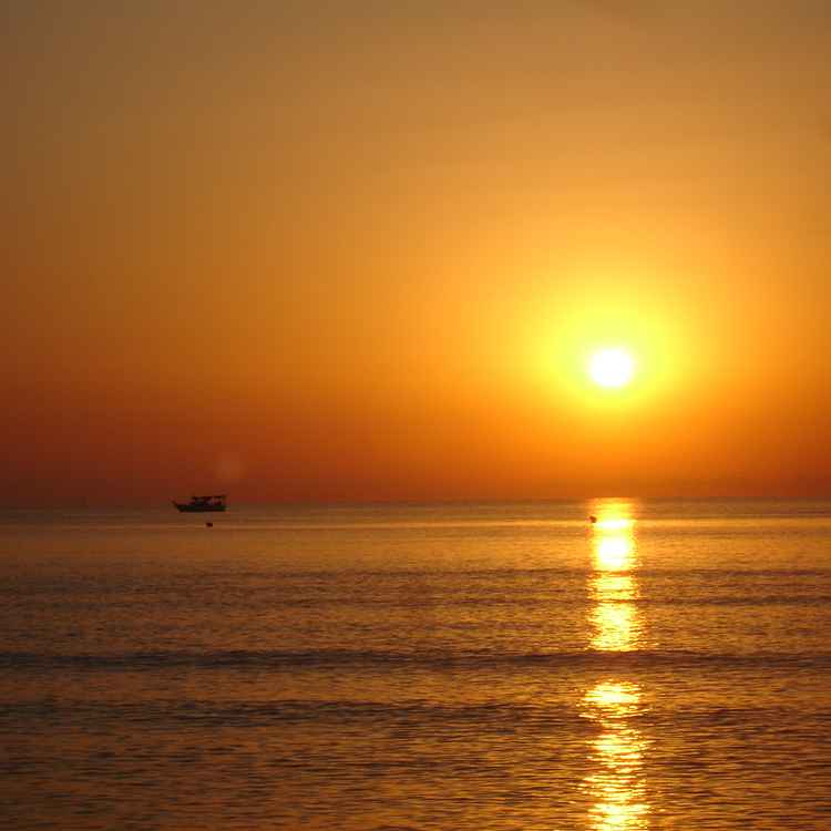 Sonnenaufgang mit Schiff