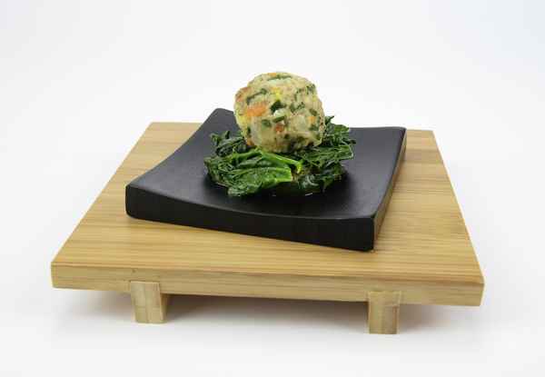 Vollkorn-Gemüseknödel auf Blattspinat