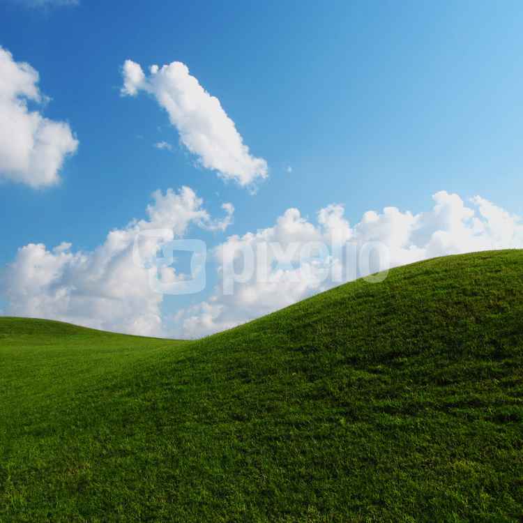 Grüne Hügel vor Morgenhimmel