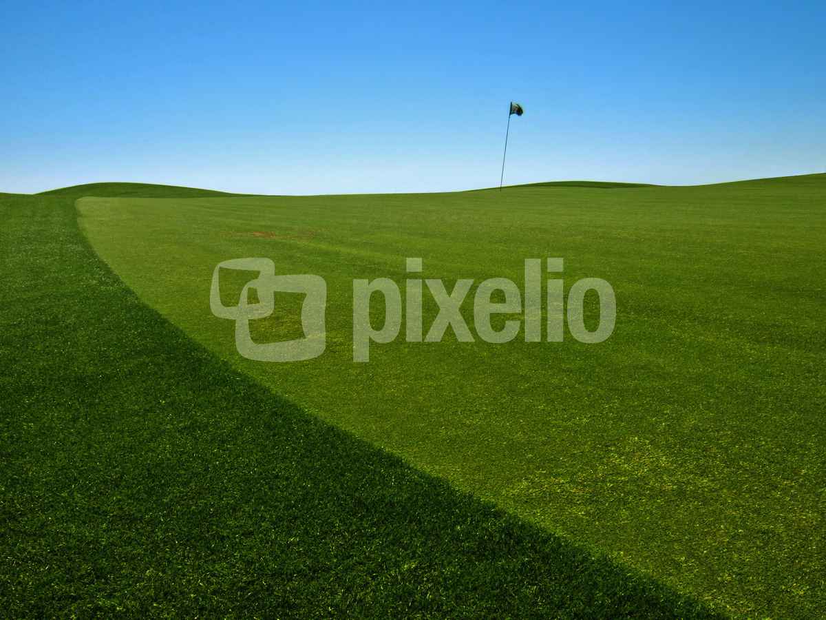 Golf-Grün gegen Himmel_2