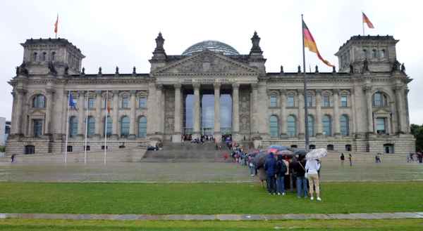 Warten vor dem Reichstag