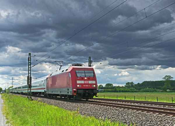 Intercityzug unter Wolken