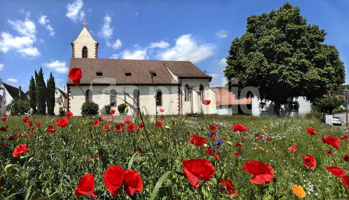 Kirche St. Laurentius im Blumenmeer