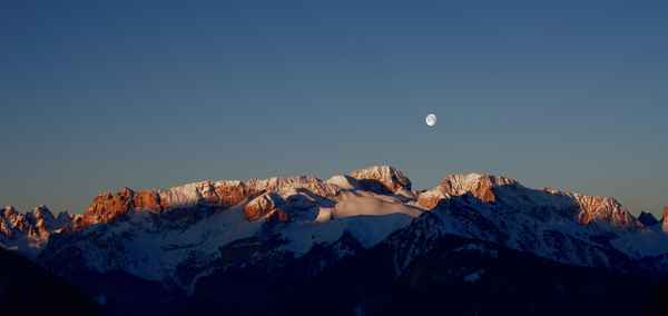 Sonne, Mond und Berge