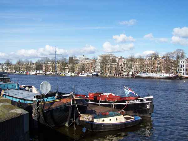 Wohnen in alten Kähnen (Amsterdam)
