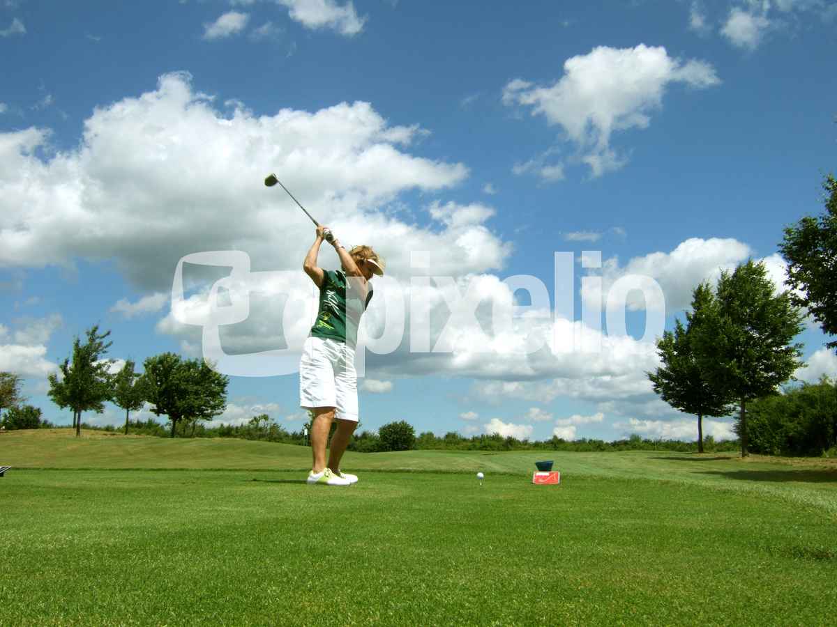 Golferin beim Abschlag