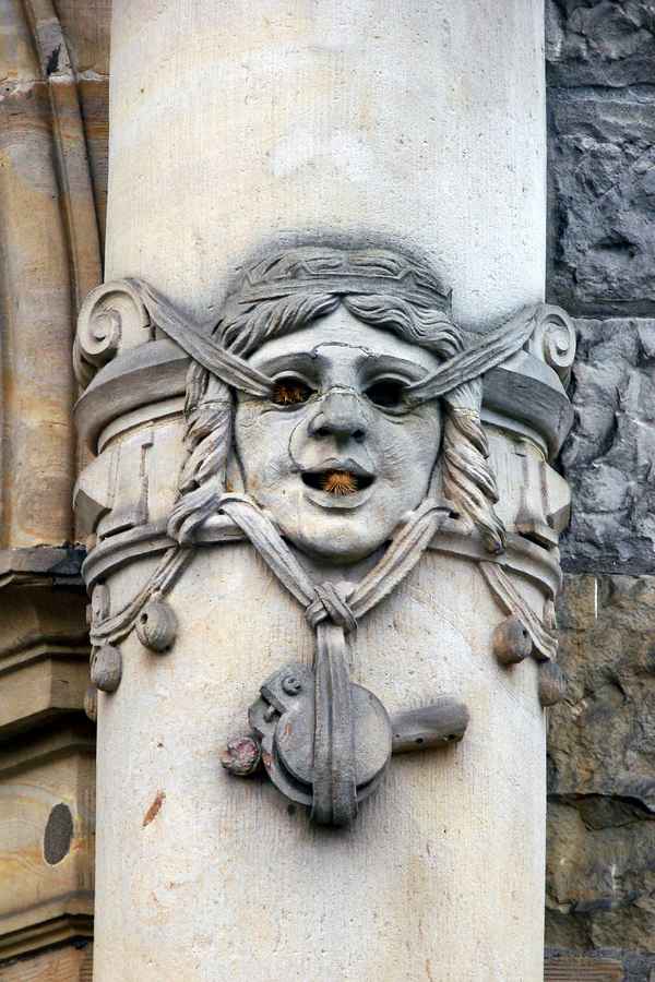 weibliches Säulengesicht