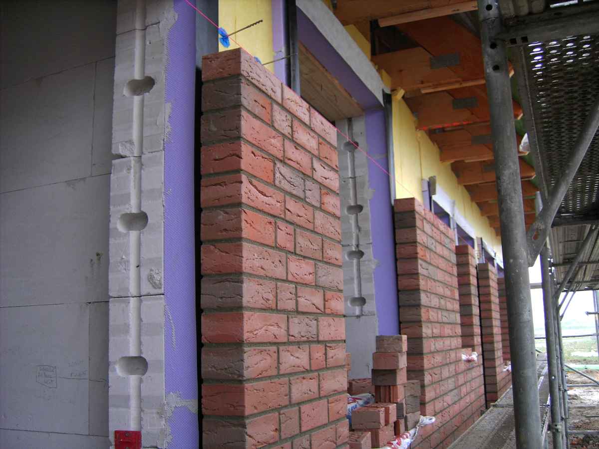 Die Wand wird verklinkert