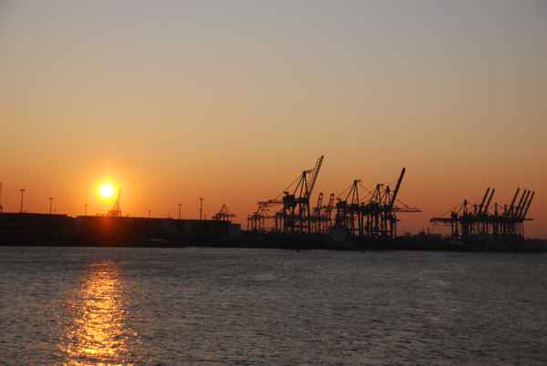 Sonnenuntergang im Hamburger Hafen