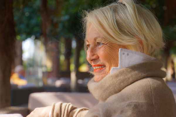 Blonde Seniorin freut sich