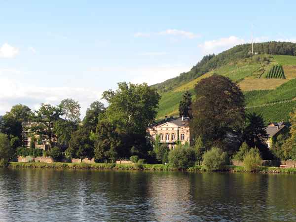 Villen am Fluß