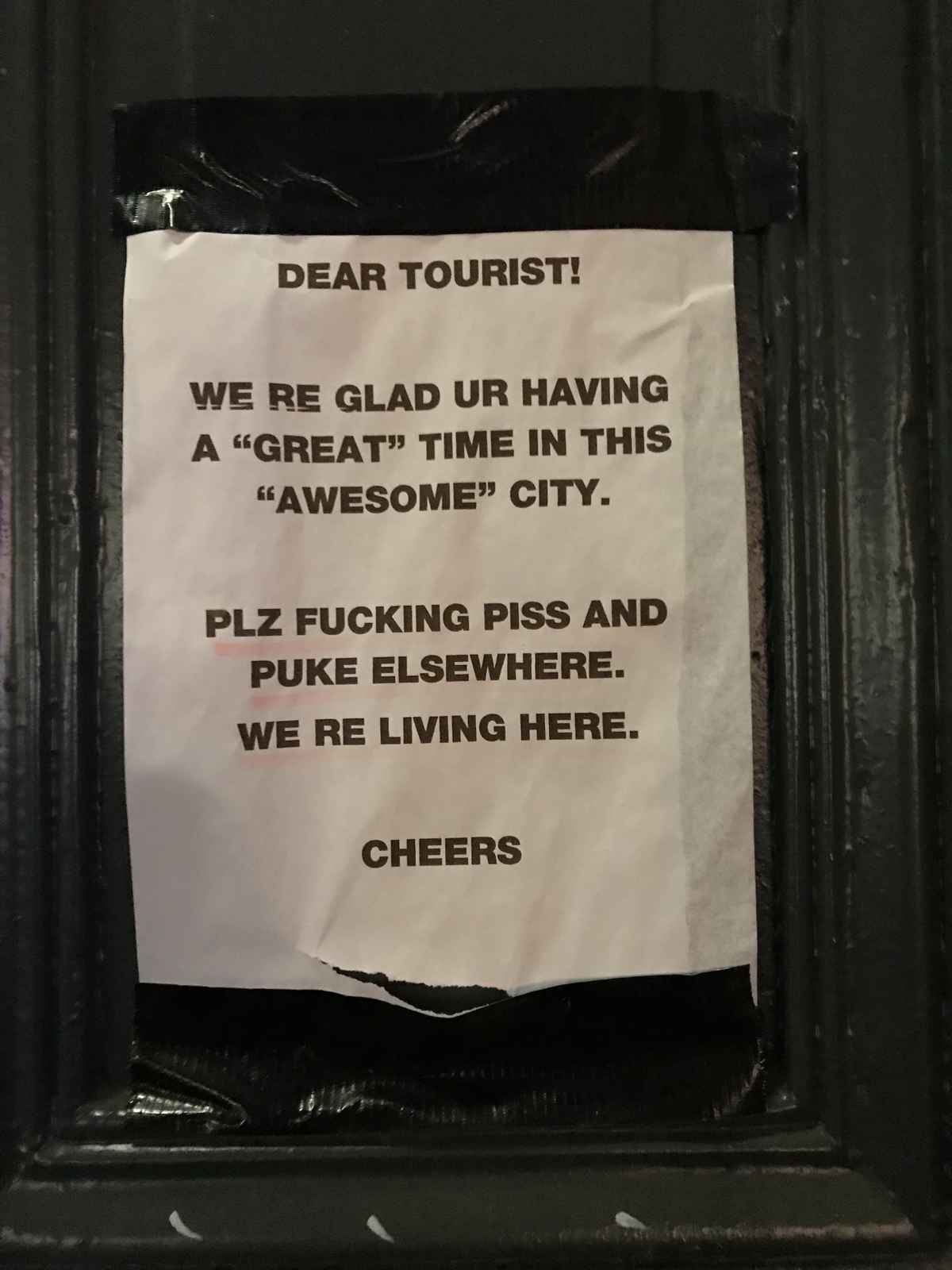 Touristenflut in Berlin - Notiz an Haustür / Foto: Alexander Hauk