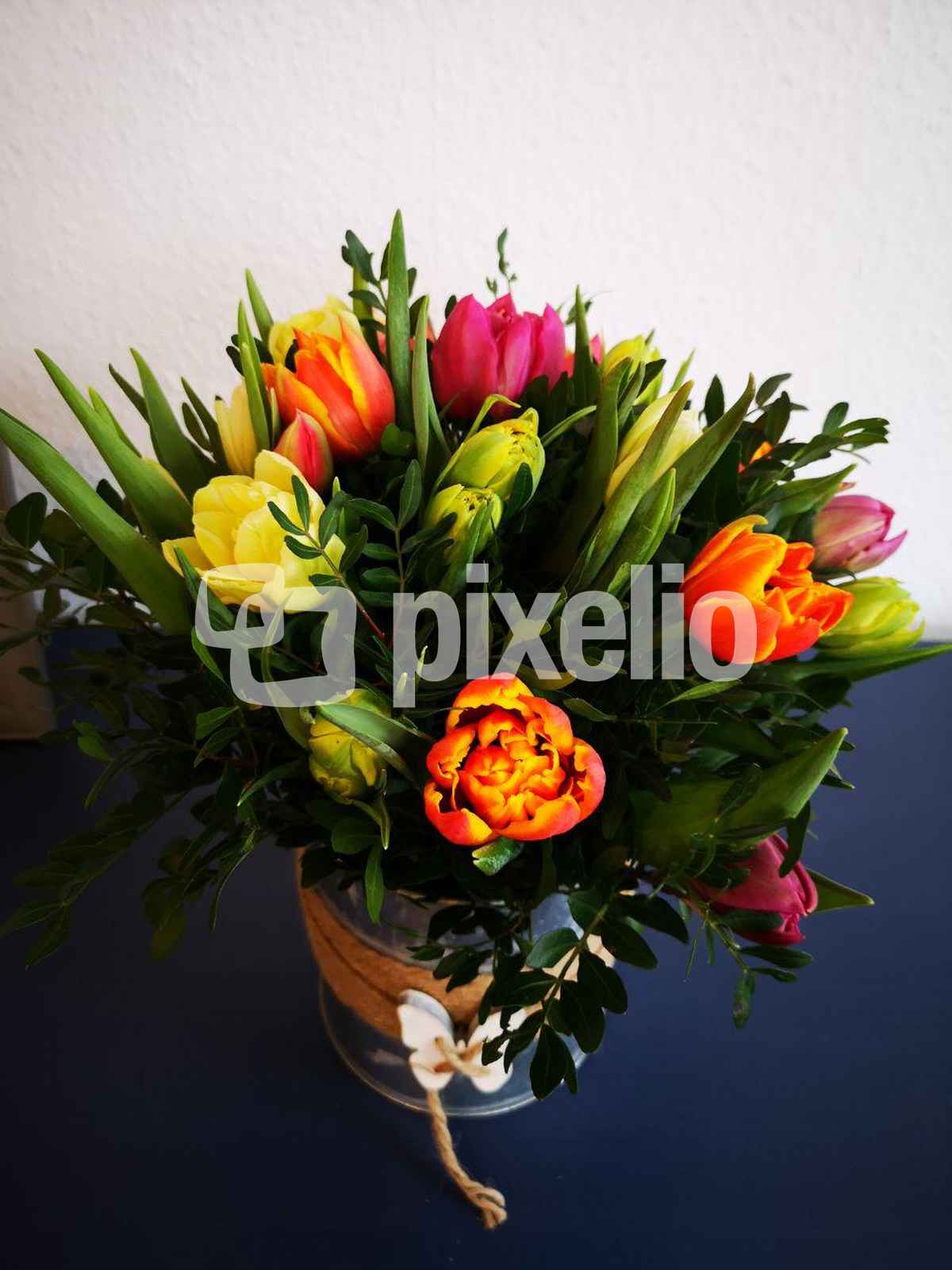 Bunte Tulpen in der Vase