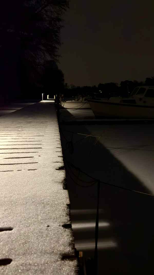 Bootsteg in die Dunkelheit