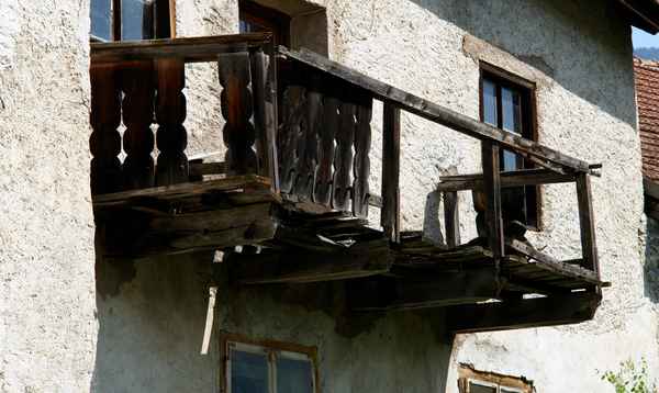 baufälliger Balkon