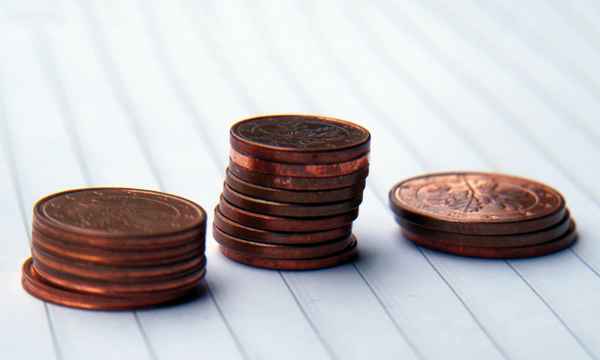 3 Cent-Türme auf weißen Papier mit Unschärfe