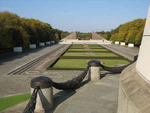Sowjetisches Ehrenmal 2