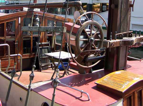 Altes Plattbodenschiff im Hafen von Leer