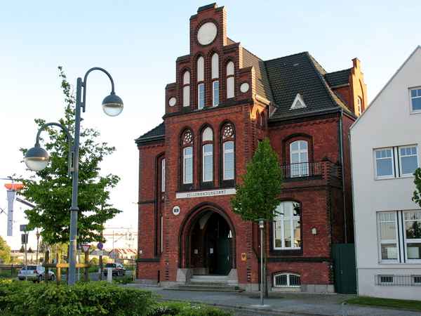 Warnemünde 13 05 Am Alten Strom abends0005 Zollfahndungshaus