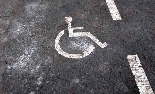 Markierung des Rollstuhl Fahrsteifens