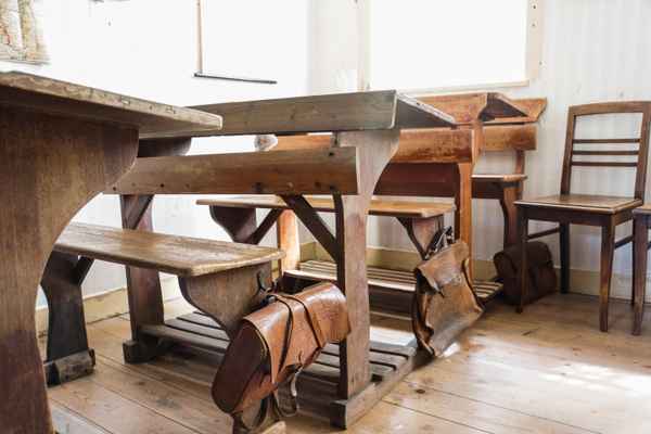 Schule früher (harte Bänke)