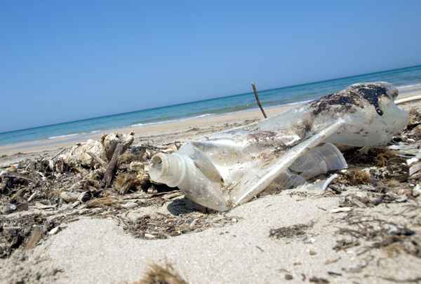 Wasserflasche am Strand