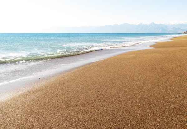 Berge und Meer in sanfter Stille