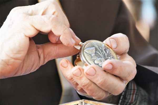 Krankenkommunion - Pyxis und Leib Christi