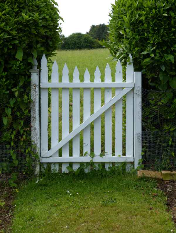 weisses Gartentor
