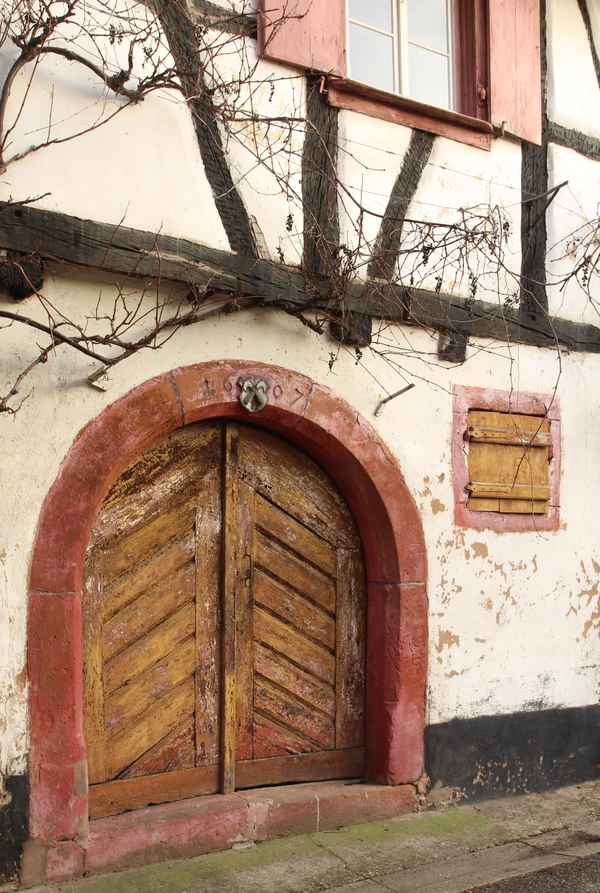 eingang zu einem alten fachwerkhaus