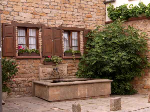 brunnen vor dem haus