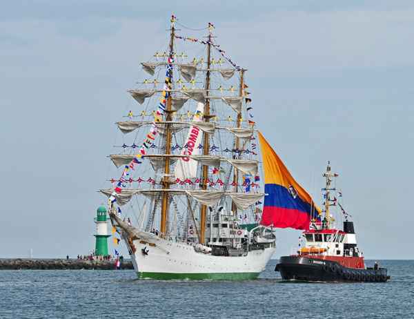 Segelschulschiff "Gloria" . . . . .