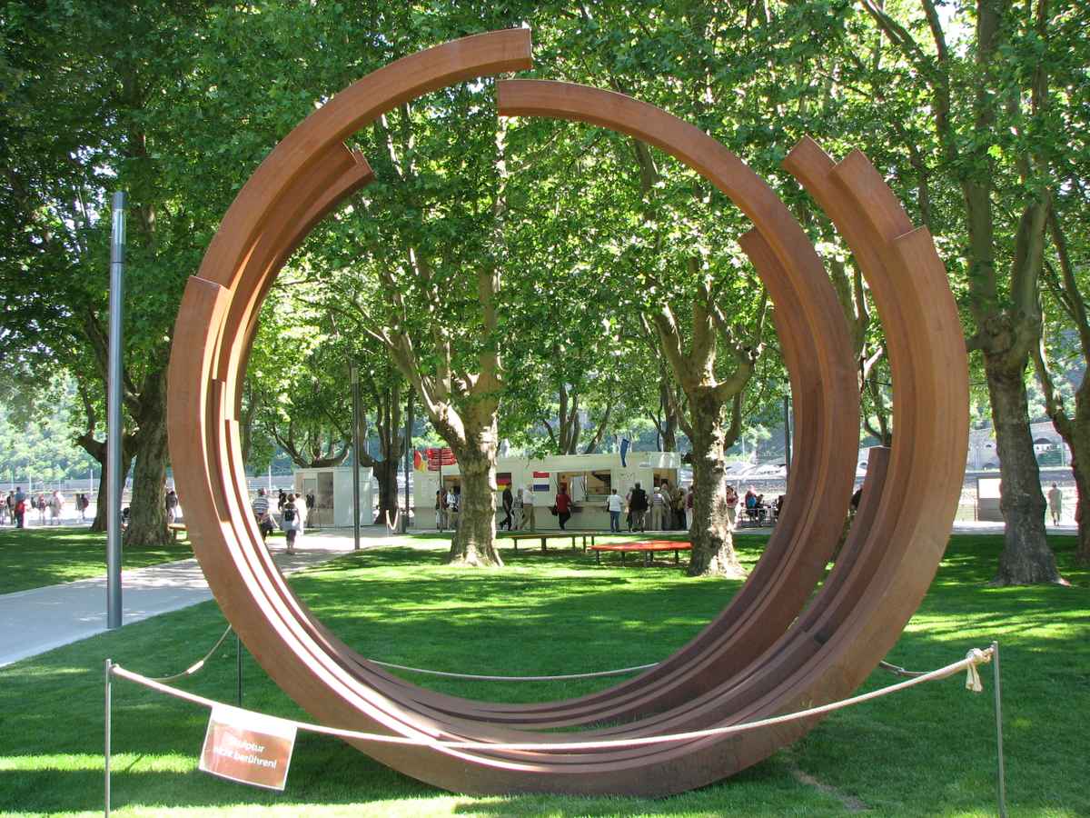 Kunst geht nach Brot . . .