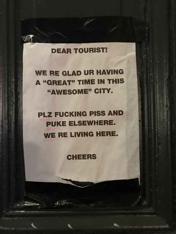 Touristenflut in Berlin - Notiz an Haustür / Foto: Alexander Hauk