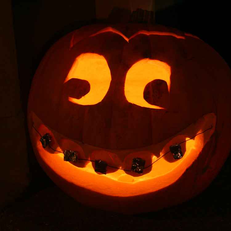 Halloweenkürbis mit Zahnspange