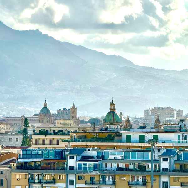 Palermo vor Gebirge