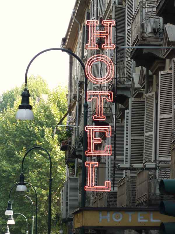 Neonreklame Hotel am Straßenrand