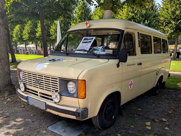 Rot Kreuz Kleinbus im Schloßpark Schwetzingen