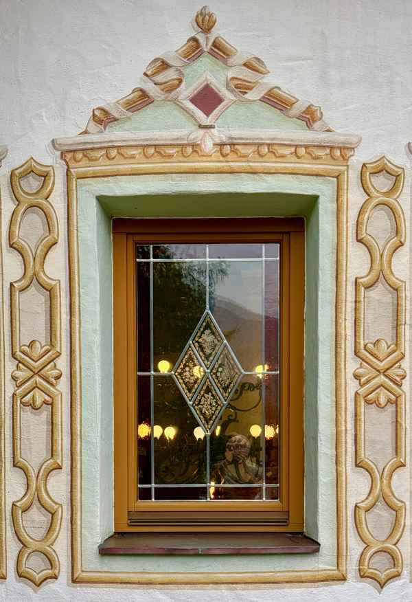Fenster mit kunstvollem Rahmen