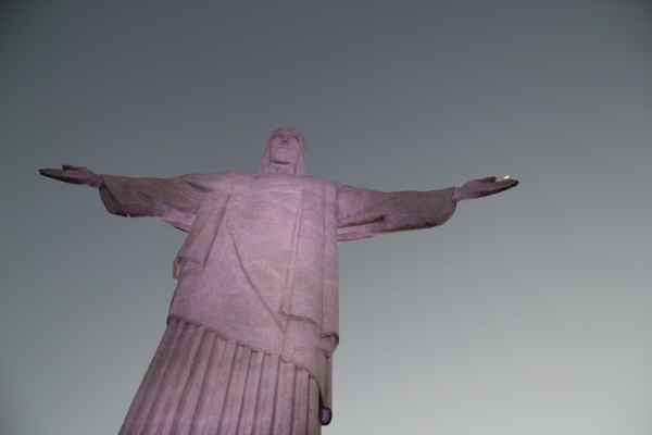 kleiner Mond auf der Hand von Cristo Redentor