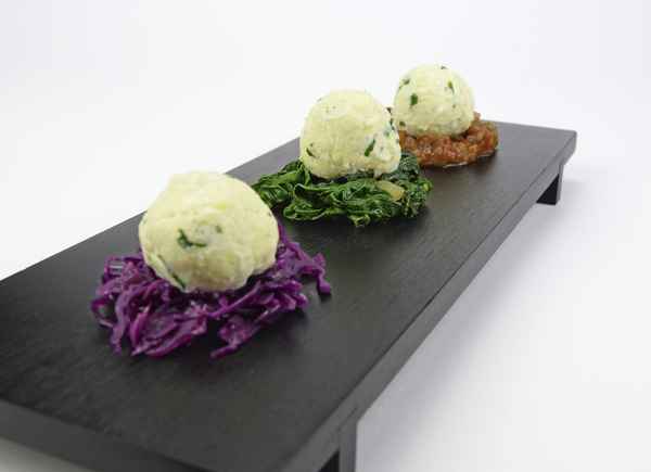Topfenknödel auf Rotkohl, Blattspinat und Rehragout