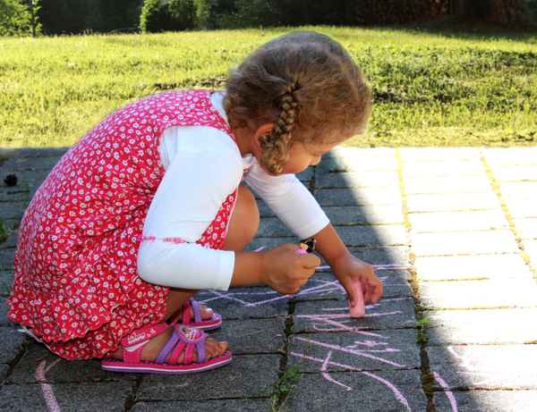 Mit Straßenkreide spielen