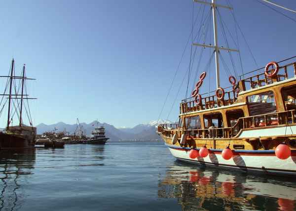 Hafen Antalya mit auslaufendem Ausflugsschiff (Türkei)